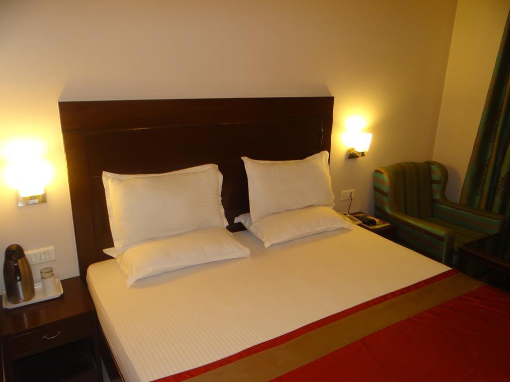 Hotel Janhvi International Варанаси Екстериор снимка