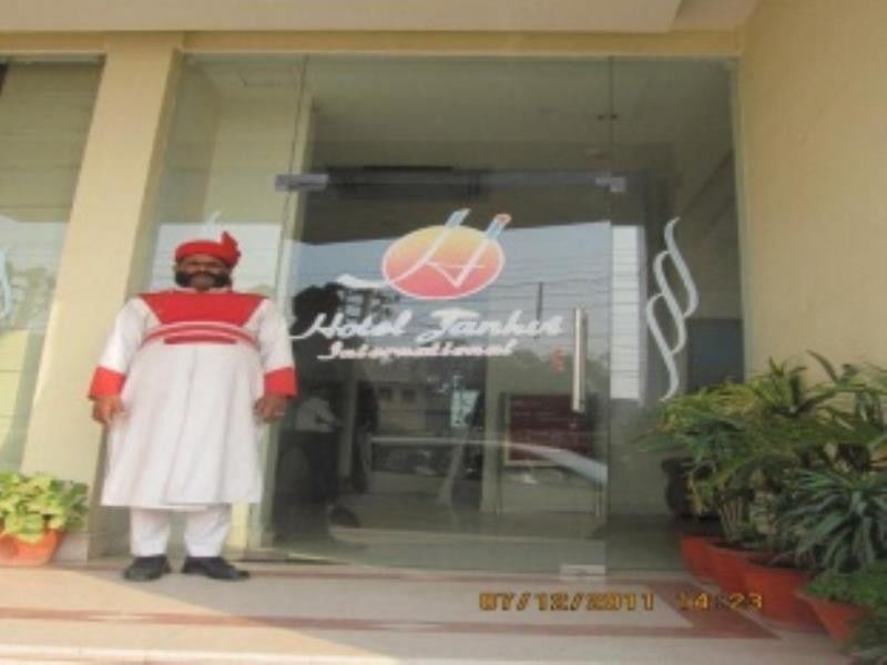 Hotel Janhvi International Варанаси Екстериор снимка