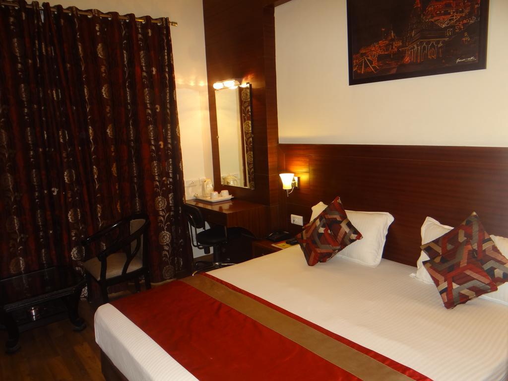 Hotel Janhvi International Варанаси Екстериор снимка