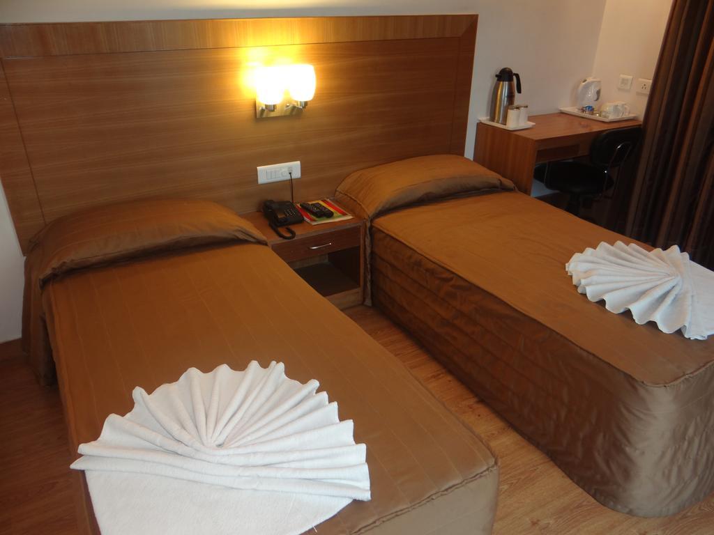 Hotel Janhvi International Варанаси Екстериор снимка