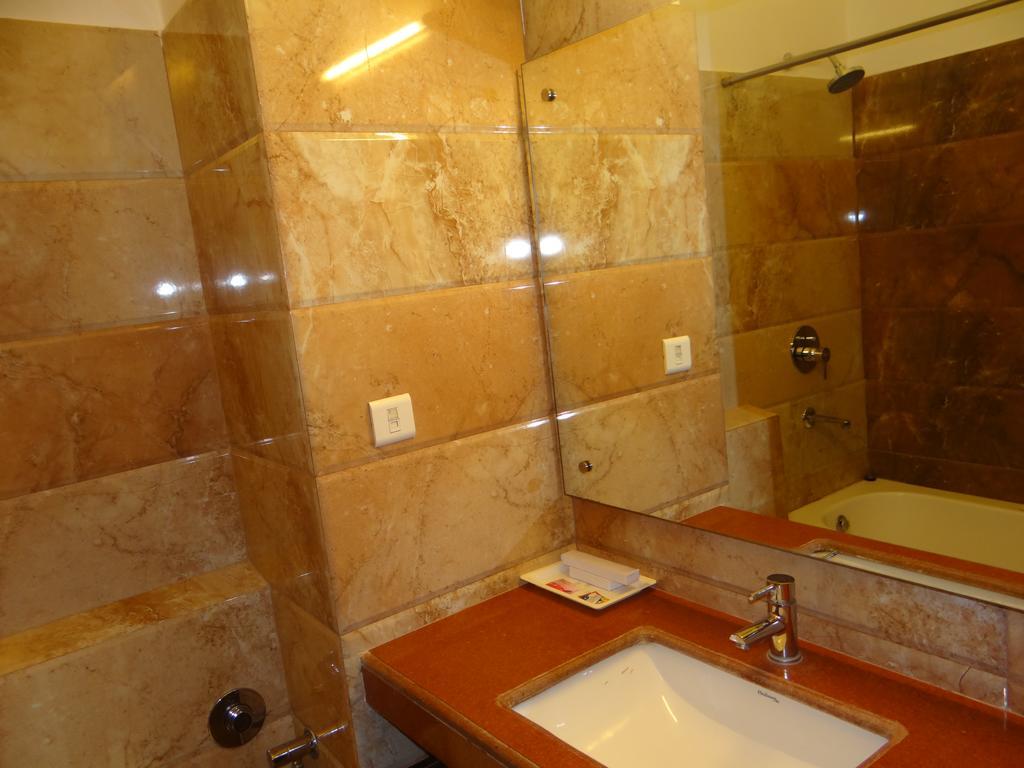 Hotel Janhvi International Варанаси Екстериор снимка