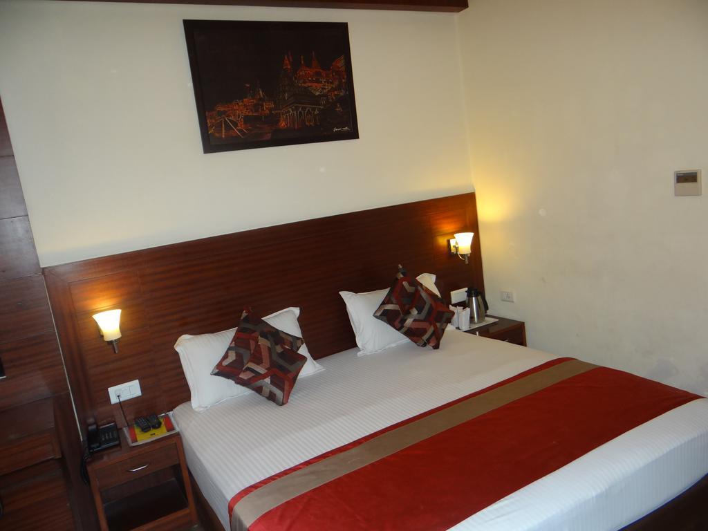 Hotel Janhvi International Варанаси Екстериор снимка