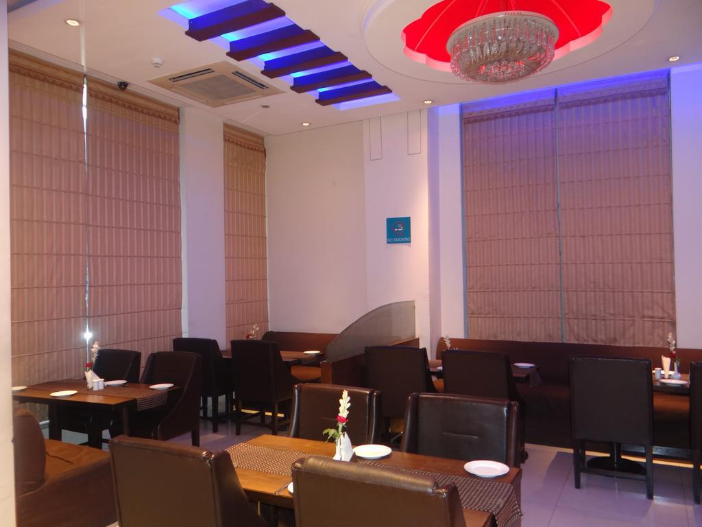 Hotel Janhvi International Варанаси Екстериор снимка